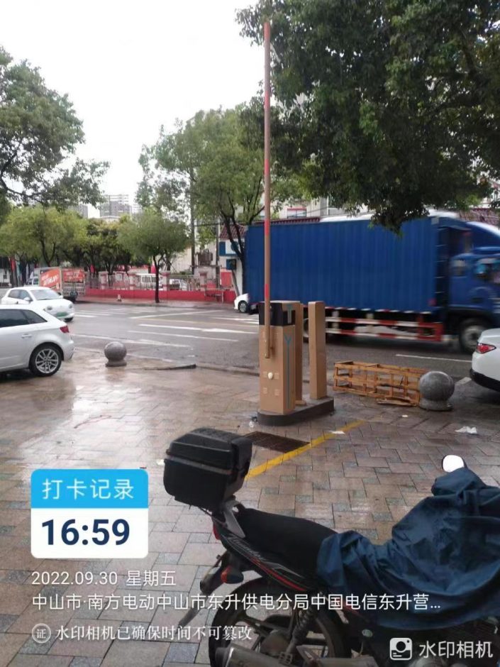 中山市中國(guó)電信東升營(yíng)業(yè)廳車輛道閘車牌識(shí)別一體機(jī)LCD款+無人值守車輛出入掃碼繳費(fèi)終端機(jī) 政務(wù)機(jī)構(gòu)智慧停車場(chǎng)案列 第1張