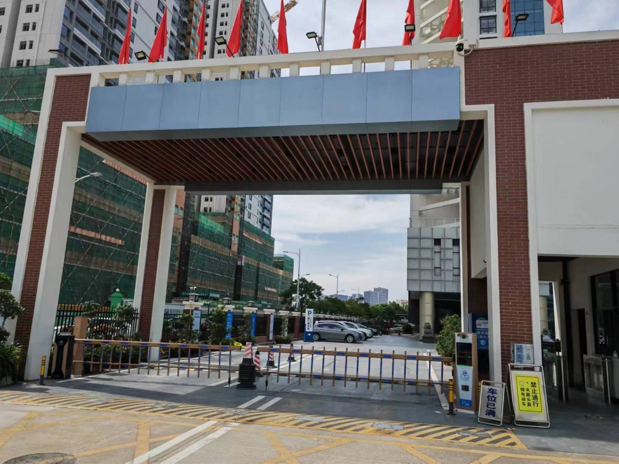 龍崗平湖街道交警大隊無人值守停車場 政務(wù)機(jī)構(gòu)智慧停車場案列 第1張