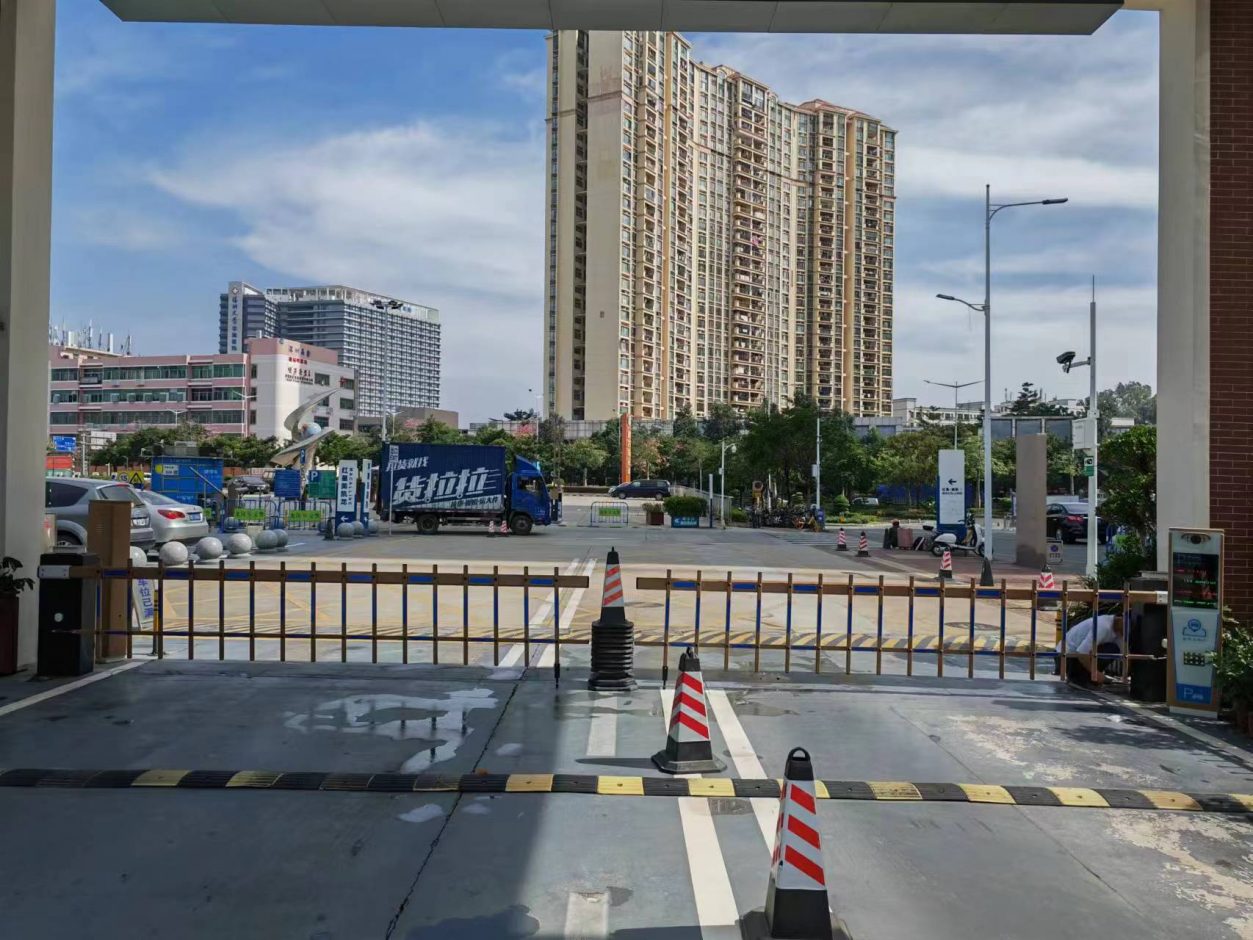 龍崗平湖街道交警大隊無人值守停車場 政務(wù)機(jī)構(gòu)智慧停車場案列 第3張